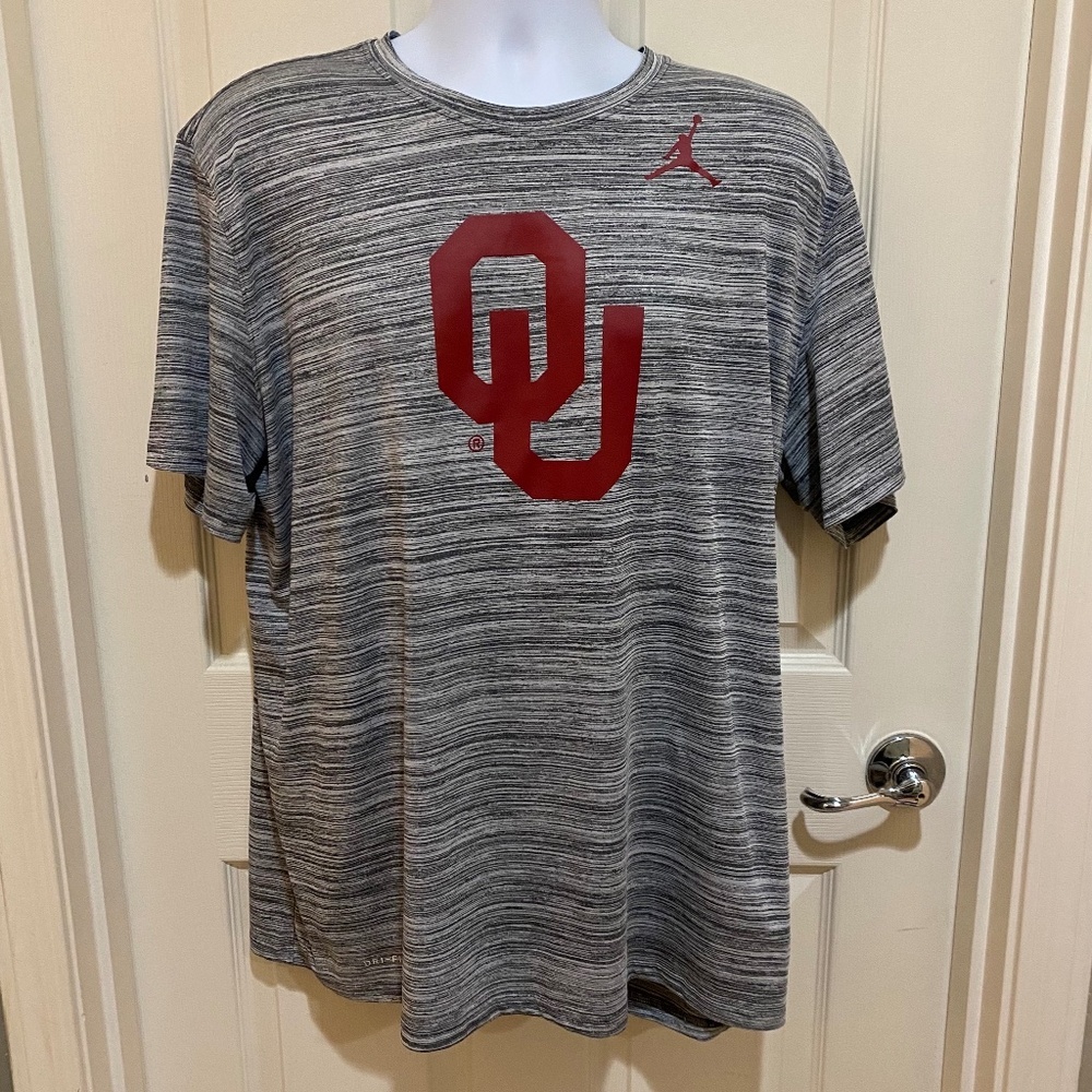 NIKE Dri-Fit Jordan Men's  Gray‎ and Red OU Boomer Sooner  Logo T-Shirt (XL)